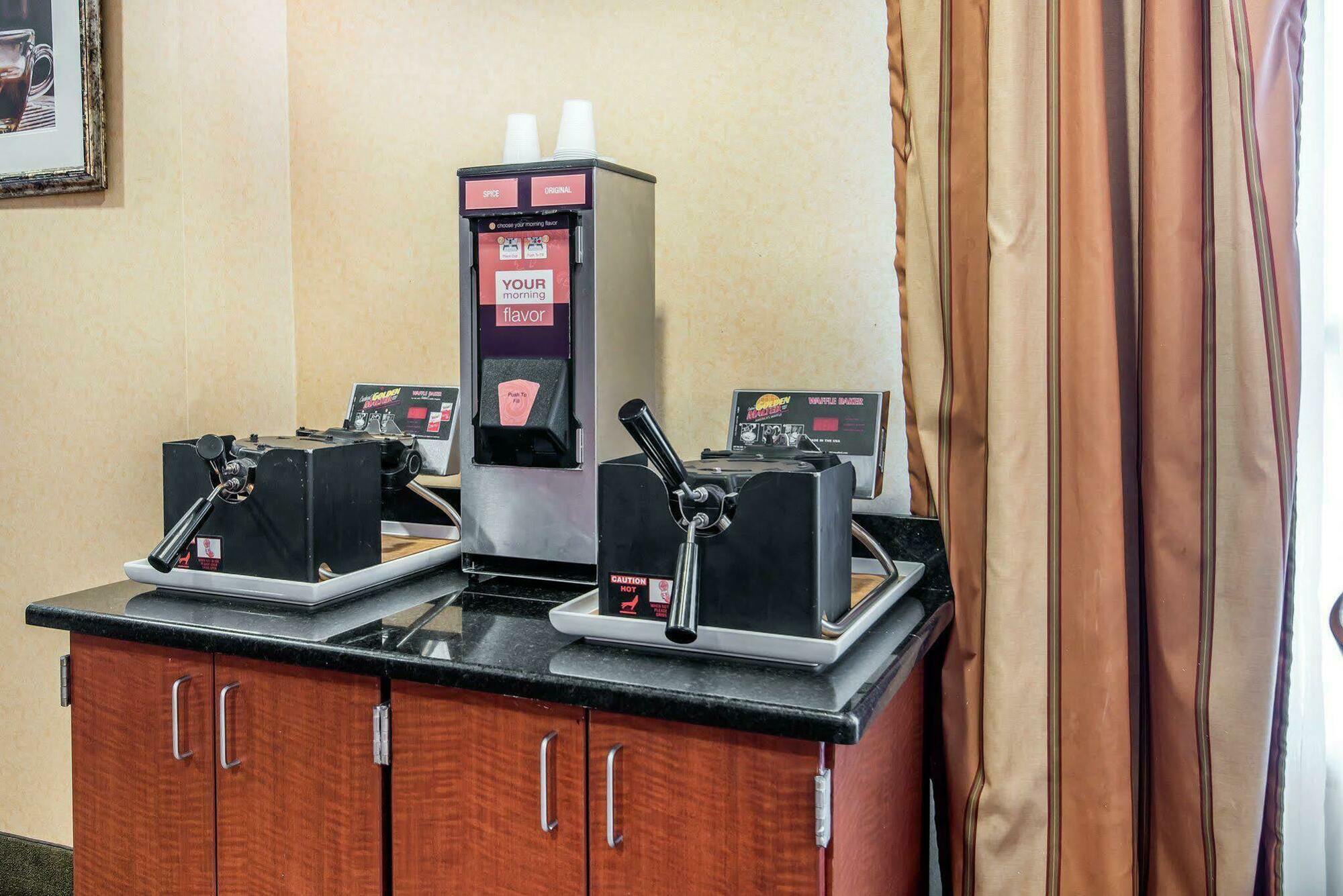 University Inn Vestal Exterior foto